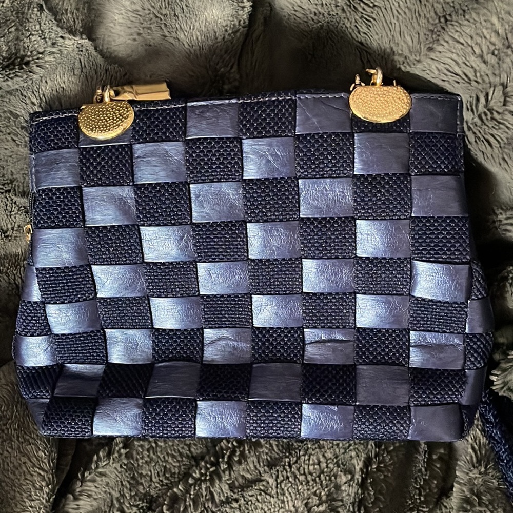 Beautiful blue purse with basket weave pattern and golden hardware - Picture 4 of 13